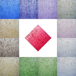 K&ouml;nnte beinhalten: Eine rote Diamantform mit einer strukturierten Oberfl&auml;che, umgeben von einem Raster aus neun Quadraten, jedes mit einer anderen strukturierten Oberfl&auml;che in verschiedenen Blaut&ouml;nen, Lila, Braun, Rosa und Gr&uuml;n.