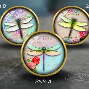 Könnte beinhalten: Drei verschiedene Stile von dekorativen Schrankknöpfen mit Libellen-Design. Die Knöpfe sind aus Messing und haben eine Glasoberfläche mit einem Vintage-Blumenmuster. Die Libellen sind in verschiedenen Farben und Positionen. Der Text "Style A", "Style B" und "Style C" ist unter jedem Knopf gedruckt.