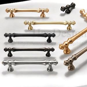 Peut inclure: Une collection de poignées et boutons de meubles en finitions métalliques variées, or, noir et argent. Les poignées et boutons décoratifs sont présentés sur une surface blanche. Idéal pour les projets de décoration intérieure. Mesures en centimètres.