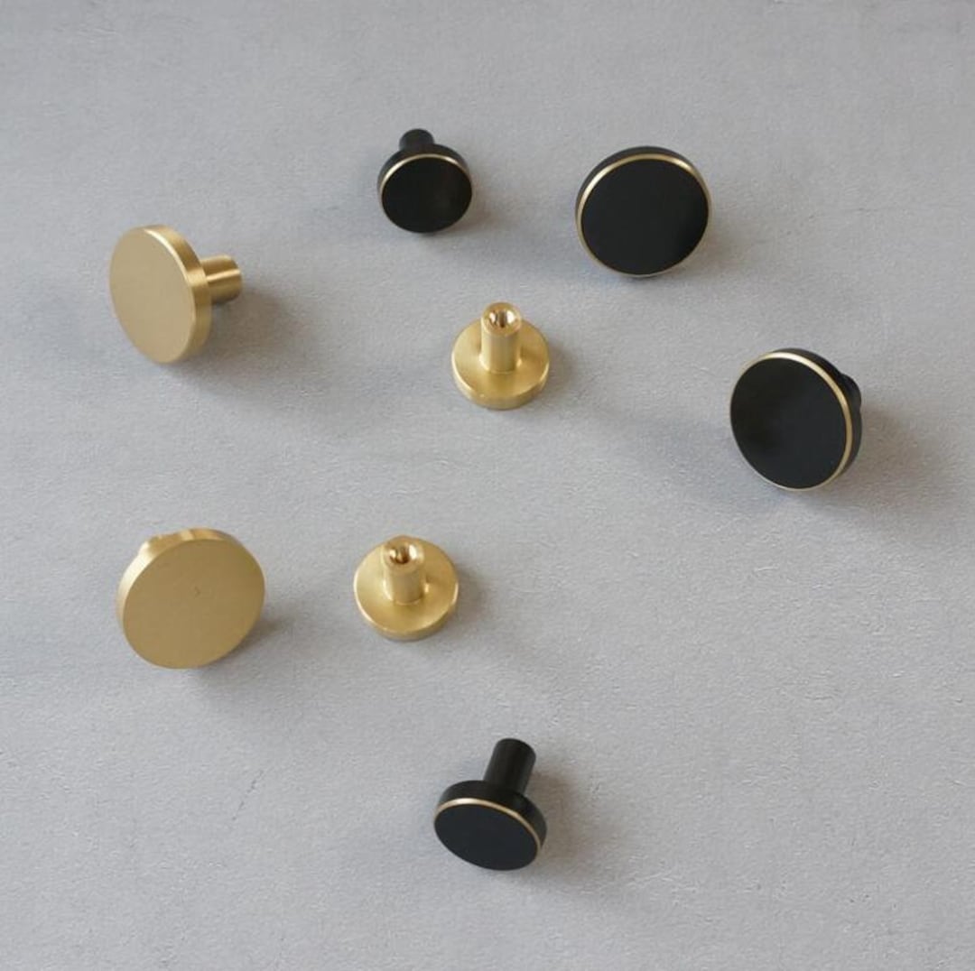 Lot De 11 Boutons Vintage Noir Mat Avec Contour Travaillé - Trou 2,1 Cm, Occasion, Fabrication France