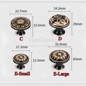 Op de afbeelding: Vier decoratieve kastknoppen met bloemmotieven. De knoppen zijn zwart met gouden accenten en vari&euml;ren in grootte, de grootste meet 3,4 cm breed en 2,9 cm hoog. De afbeelding bevat de tekst "HaoDesign".