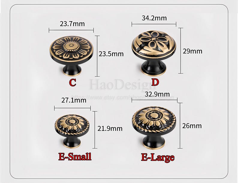 Op de afbeelding: Vier decoratieve kastknoppen met bloemmotieven. De knoppen zijn zwart met gouden accenten en vari&euml;ren in grootte, de grootste meet 3,4 cm breed en 2,9 cm hoog. De afbeelding bevat de tekst "HaoDesign".