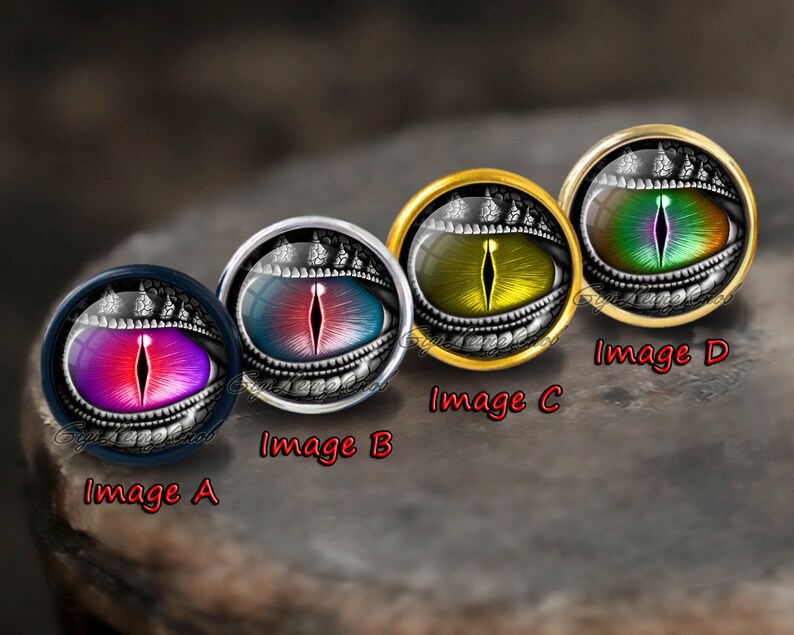 Puede incluir: Cuatro cabujones redondos decorativos de color plateado con un dise&ntilde;o de ojo de drag&oacute;n. Cada cabuj&oacute;n tiene un ojo de color diferente: rosa, azul, amarillo y verde.