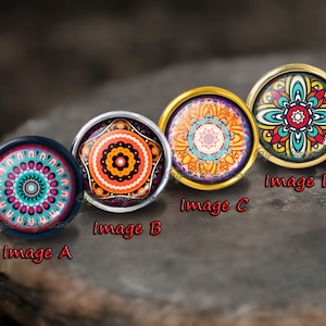 Peut inclure: Quatre cabochons ronds, color&eacute;s et d&eacute;coratifs avec des motifs de mandalas. Les cabochons sont sertis dans des montures argent&eacute;es et dor&eacute;es. Les motifs pr&eacute;sentent une vari&eacute;t&eacute; de couleurs, notamment le rouge, l'orange, le jaune, le vert, le bleu et le violet.