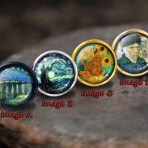 Pu&ograve; includere: Quattro cabochon rotondi in vetro con bordo dorato che raffigurano dipinti famosi. I dipinti sono: La notte stellata, I girasoli, Autoritratto e La notte stellata sul Rodano.