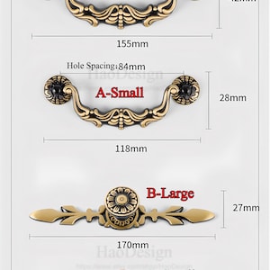 Op de afbeelding: Vier antieke messing kastgrepen in verschillende ontwerpen en maten. De afbeelding toont twee gebogen grepen met de aanduiding "A-Large" en "A-Small", en twee horizontale grepen met de aanduiding "B-Large" en "B-Small". Afmetingen in millimeters.