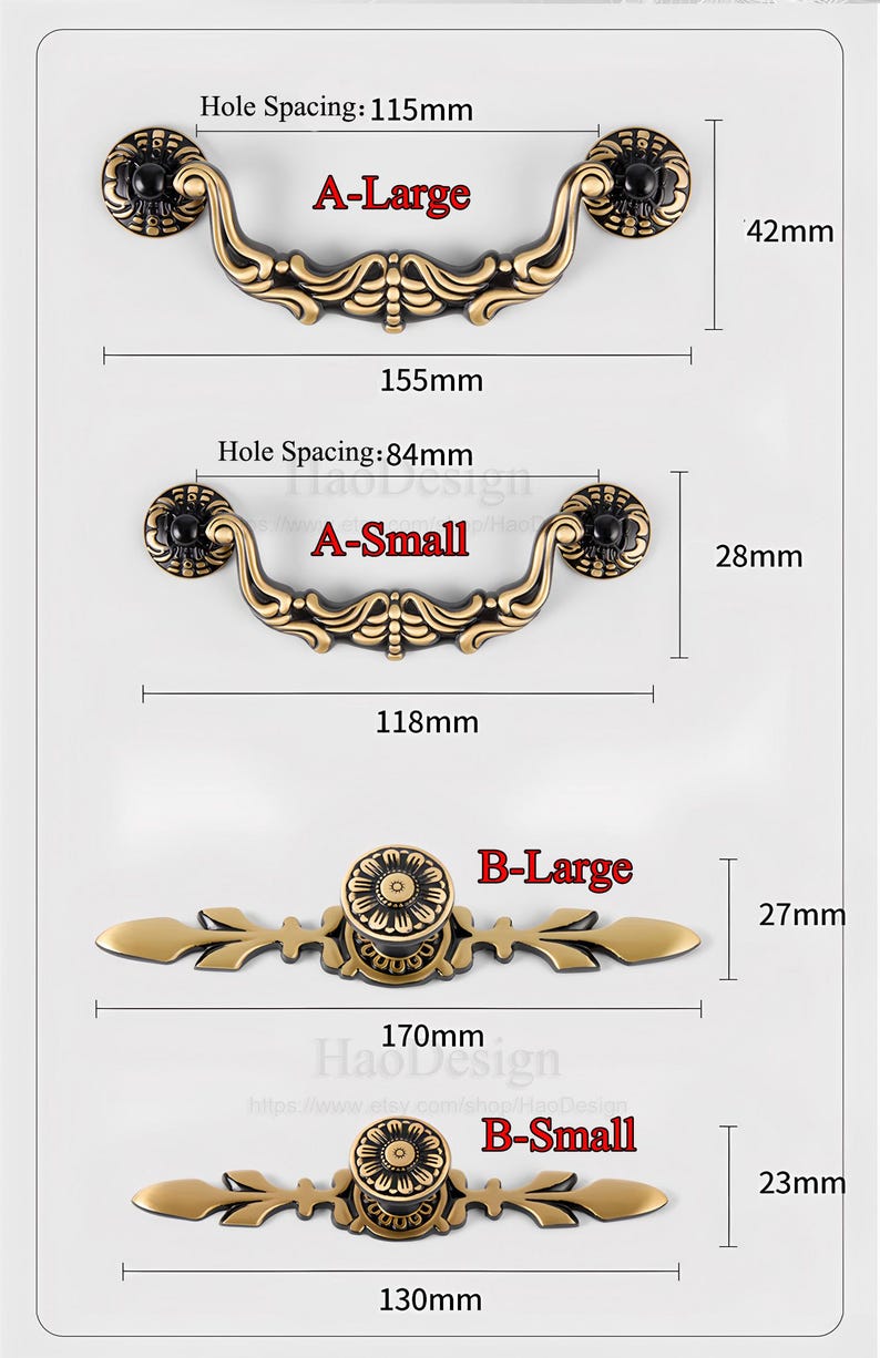 Op de afbeelding: Vier antieke messing kastgrepen in verschillende ontwerpen en maten. De afbeelding toont twee gebogen grepen met de aanduiding "A-Large" en "A-Small", en twee horizontale grepen met de aanduiding "B-Large" en "B-Small". Afmetingen in millimeters.