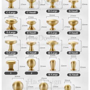 Puede incluir: Una variedad de pomos de armario de lat&oacute;n en diferentes formas y tama&ntilde;os, con medidas en mil&iacute;metros. Los pomos incluyen dise&ntilde;os redondos, de seta y cil&iacute;ndricos, adecuados para muebles y decoraci&oacute;n del hogar.