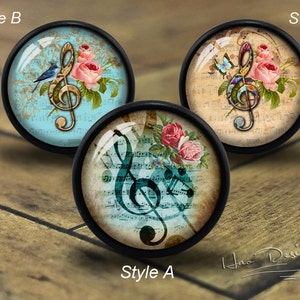 Può includere: Tre diversi stili di pomelli decorativi per armadi con un design a nota musicale. I pomelli presentano una chiave di violino con accenti floreali e uno sfondo di spartito musicale vintage. Gli stili includono uno sfondo blu con un uccello, uno sfondo beige con farfalle e uno sfondo blu e beige con fiori.