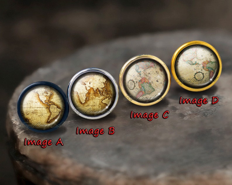 K&ouml;nnte beinhalten: Vier runde, vintage-artige Karten-Manschettenkn&ouml;pfe mit goldenen und silbernen Einstellungen. Die Karten sind in Braun-, Gelb- und Rott&ouml;nen gehalten. Die Manschettenkn&ouml;pfe sind mit Image A, Image B, Image C und Image D beschriftet.