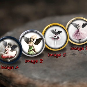 Può includere: Quattro bottoni rotondi in metallo decorativi con immagini di donne con ali di pipistrello che indossano tutù. I bottoni sono etichettati con le lettere A, B, C e D.