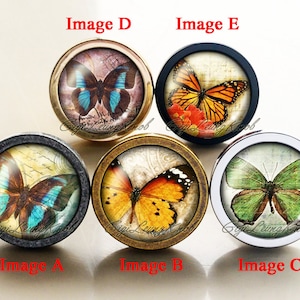 Puede incluir: Cinco pomos redondos para armario con diferentes diseños de mariposas. Cada pomo presenta una mariposa de color diferente sobre un fondo único. Los pomos son de metal y tienen un acabado brillante.