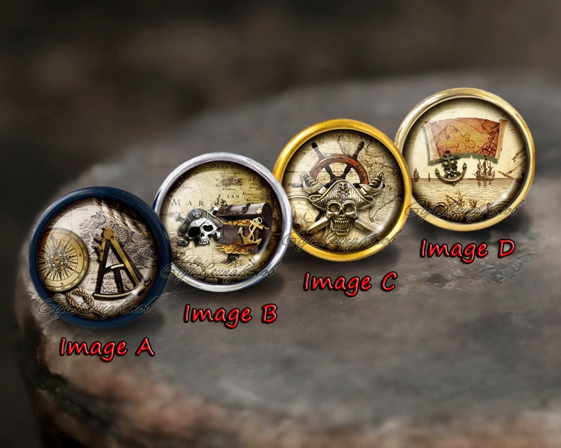 Peut inclure: Quatre cabochons ronds en verre d&eacute;coratifs sur le th&egrave;me nautique. Chaque cabochon pr&eacute;sente une image diff&eacute;rente : une boussole et un rapporteur, une t&ecirc;te de mort et des os crois&eacute;s avec un coffre au tr&eacute;sor, une t&ecirc;te de mort et des os crois&eacute;s avec un gouvernail de navire et une carte avec un navire et une ancre.