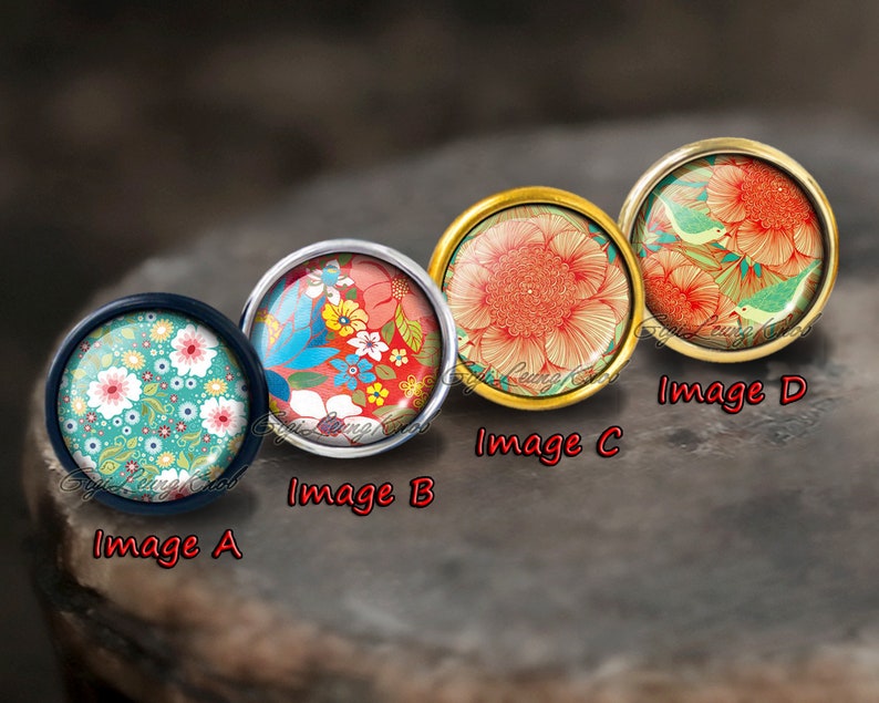 Puede incluir: Cuatro cabujones redondos de vidrio decorativos con motivos florales. Los cabujones est&aacute;n engastados en monturas met&aacute;licas. Los cabujones son de varios colores, incluyendo rojo, rosa, azul y verde. Los cabujones est&aacute;n dispuestos en una fila, con el texto "Imagen A", "Imagen B", "Imagen C" y "Imagen D" debajo de cada cabuj&oacute;n.