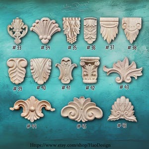 Può includere: Una collezione di 16 ornamenti decorativi in legno, ognuno con un design unico. Gli ornamenti sono in legno chiaro e presentano sculture intricate. Sono numerati da 33 a 46.
