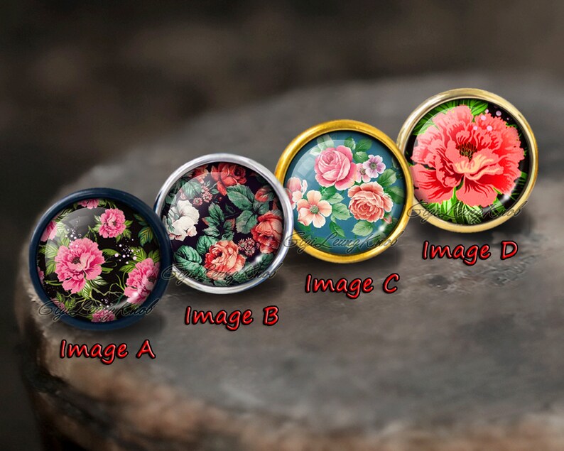 Peut inclure: Quatre cabochons ronds &agrave; motifs floraux avec des montures dor&eacute;es et argent&eacute;es. Les cabochons pr&eacute;sentent diff&eacute;rents motifs floraux, notamment des roses roses, des coquelicots rouges et un motif floral bleu.