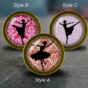 Può includere: Tre cabochon rotondi in vetro con cornice dorata e diversi sfondi a motivi. Ogni cabochon presenta una silhouette di una ballerina in una posa diversa. I cabochon sono etichettati "Stile A", "Stile B" e "Stile C".