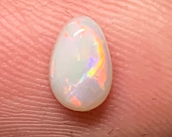 0,63 ct - Cabochon N8 con tono opale chiaro - Campo opale Wee Warra, Lightning Ridge - Gemma minerale naturale solida e sciolta dell'Australia, colore fuoco