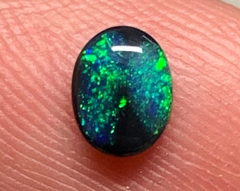 0,5 cts - Zwarte opaaltoon N1 cabochon - Lightning Ridge - Australië losse massieve natuurlijke minerale edelsteen vuurkleur zwart rood ovaal blauwgroen