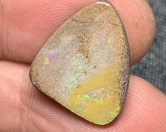 12,65 ct - Cabochon opale Boulder - Winton Queensland, Australia - pietra preziosa solida e a forma libera di design tagliata a mano con incastonatura minerale personalizzata