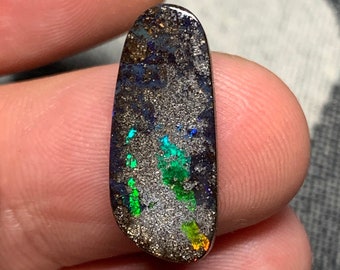 8,42 cts - Boulder opaal cabochon - Winton Queensland, Australië - losse massieve vrije vorm ontwerper handgesneden edelsteen minerale zetting op maat