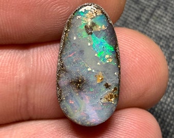 10,5 cts - Opale boulder cabochon - Winton Queensland, Australie - loose solid freeform designer handcut gemstone mineral sertir custom