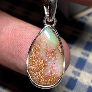 Hänge i pipa med opal i stenblock, fossiliserat träpipa, 925 sterlingsilver, Winton Australien, handgjord skapelse / halsband med hänge i sterlingsilver