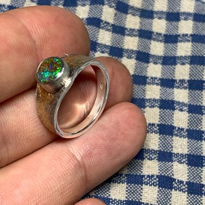56 FR - Ring i 925 sterlingsilver med australisk opal, Keum Boo texturerad handgjord skapelse / Ring i massivt sterlingsilver, runda silveropalsmycken bild 7