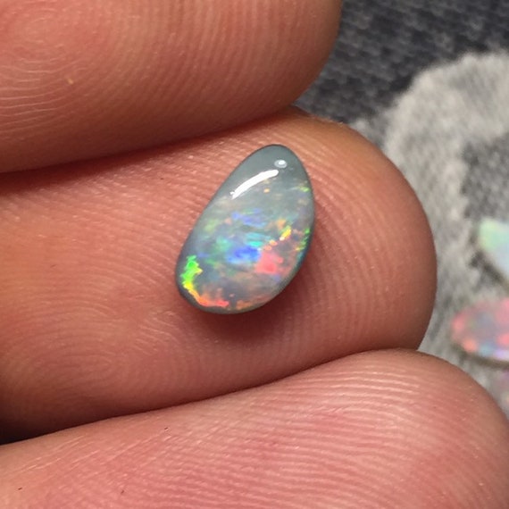 1,02 cts / / / N7 - Opale claire, Old Field, Mintabie Australie - cabochon forme libre - solid gemstone great color, quality 78b6fc 1,02 cts / / / N7 - Opale claire, Old Field, Mintabie Australie - cabochon forme libre - solid gemstone great color, quality 78b6fc