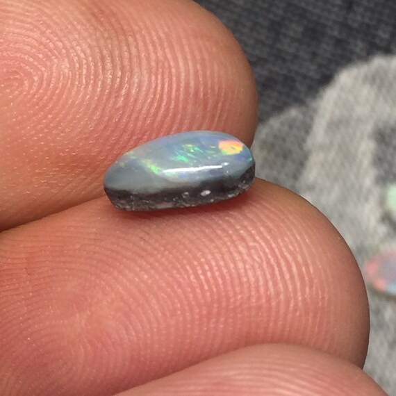 1,02 cts / / / N7 - Opale claire, Old Field, Mintabie Australie - cabochon forme libre - solid gemstone great color, quality 78b6fc 1,02 cts / / / N7 - Opale claire, Old Field, Mintabie Australie - cabochon forme libre - solid gemstone great color, quality 78b6fc