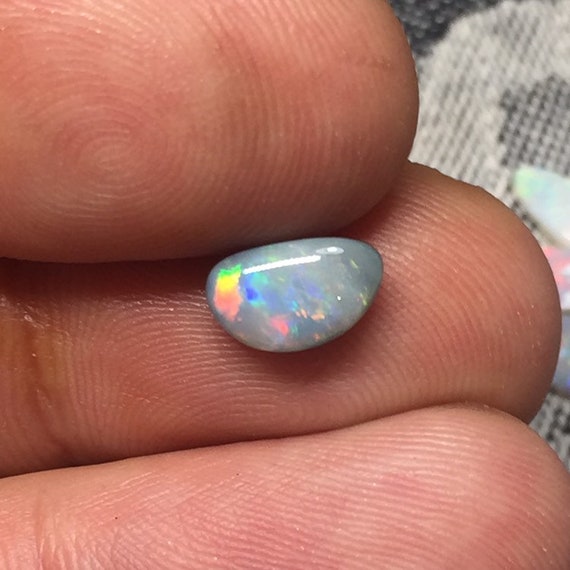 1,02 cts / / / N7 - Opale claire, Old Field, Mintabie Australie - cabochon forme libre - solid gemstone great color, quality 78b6fc 1,02 cts / / / N7 - Opale claire, Old Field, Mintabie Australie - cabochon forme libre - solid gemstone great color, quality 78b6fc