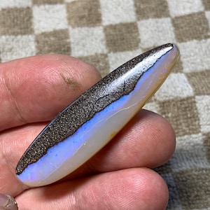 58,41 ct – Großer Boulderopal-Cabochon aus Winton, Queensland, Australien – lose, massive, freigeformte, handgeschliffene Edelsteinfassung