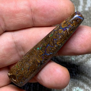 58,83 quilates - Ópalo cabujón de roca de Koroit - Koroit, Queensland, Australia - Gema suelta, maciza, de forma libre, tallada a mano por un diseñador.