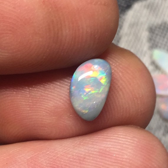1,02 cts / / / N7 - Opale claire, Old Field, Mintabie Australie - cabochon forme libre - solid gemstone great color, quality 78b6fc 1,02 cts / / / N7 - Opale claire, Old Field, Mintabie Australie - cabochon forme libre - solid gemstone great color, quality 78b6fc