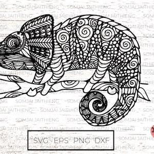 Może przedstawiać: Czarno-biała ilustracja liniowa kameleona na gałęzi. Kameleon jest ozdobiony skomplikowanymi wzorami i wirami. Obraz zawiera tekst "SVG EPS PNG DXF" i "Lineartlover by Somjai".