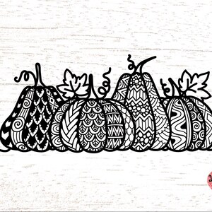 Op de afbeelding: Zwart-witte lijntekening van vijf pompoenen met ingewikkelde patronen. De pompoenen zijn in een rij gerangschikt en hebben een gestileerd bladerenontwerp.