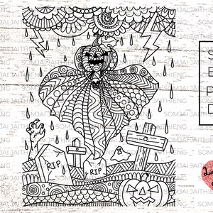 Op de afbeelding: Een zwart-witte digitale illustratie van een griezelige Halloween-scène met een pompoen, een geest, een grafsteen en een kruis. De scène speelt zich af tegen de achtergrond van een stormachtige hemel met bliksem en regen.