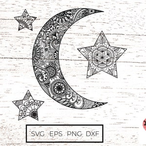 Puede incluir: Diseño en blanco y negro de líneas de una luna creciente y dos estrellas. La luna y las estrellas están llenas de intrincados patrones. El diseño está sobre un fondo de madera blanca. El texto "SVG EPS PNG DXF" está en la parte inferior de la imagen. El texto "Lineartlover by Somjai" está en forma de corazón en la parte inferior derecha de la imagen.