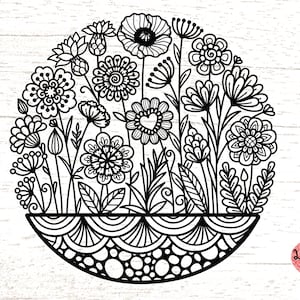 Puede incluir: Ilustración en blanco y negro de línea de arte de un círculo lleno de varias flores y hojas estilizadas. Las flores están dispuestas en un patrón circular y tienen detalles intrincados. El círculo está rodeado por un borde decorativo.