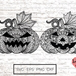 Op de afbeelding: Twee zwarte en witte mandala-pompoenen met enge gezichten. De pompoenen hebben ingewikkelde ontwerpen en zijn perfect voor Halloween-decoraties.