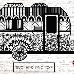 Puede incluir: Ilustración en blanco y negro de línea de una autocaravana con intrincados patrones florales y geométricos. La autocaravana tiene una puerta y dos ruedas. El texto "SVG EPS PNG DXF" está en la parte inferior de la imagen. El texto "Lineartlover by Somjai" está en forma de corazón en la parte inferior derecha de la imagen.