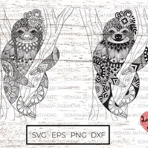 Op de afbeelding: Twee zwart-witte line art luiaards die aan takken hangen. De luiaards hebben ingewikkelde patronen en ontwerpen. De luiaards zijn omringd door een witte achtergrond.
