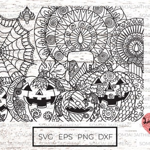 Op de afbeelding: Een zwart-wit lijntekeningontwerp met drie jack-o'-lantern pompoenen met ingewikkelde details. De pompoenen worden omringd door een verscheidenheid aan draaiende patronen en ontwerpen, waaronder een spinnenweb en een mandala.