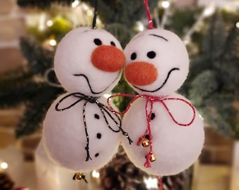 Pupazzo di neve in feltro, decorazione per albero di Natale in lana infeltrita, divertente decorazione per albero, palla di Natale hygge, regalo segreto di Babbo Natale o regalo per gli ospiti