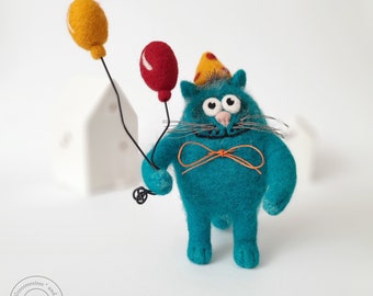 Filz blaugrüner Kater aus Wolle mit Luftballons und Geburtstagshut, textile Miniature Katze gefilzt, lüstige Geburtstag Filzkatze