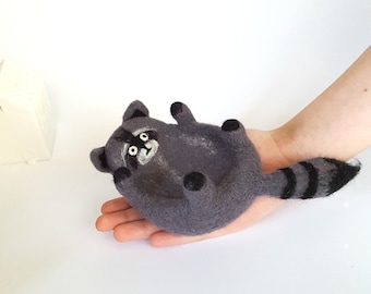 Needle felted raccoon, storage dish jewelry, unique eco friendly gifts for mom, birthday, mother day, animal motifs decoration