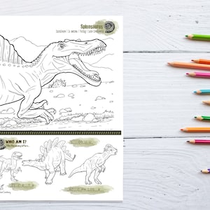 Op de afbeelding: Een zwart-witte kleurplaat met een Spinosaurus-dinosaurus met de tekst "Spinosaurus" en "Wie ben ik?" De pagina bevat ook een sectie met vier dinosaurussen om in te kleuren en de letters te ontcijferen om de naam van de dinosaurus te raden.