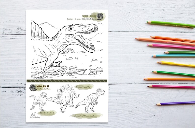 Op de afbeelding: Een zwart-witte kleurplaat met een Spinosaurus-dinosaurus met de tekst "Spinosaurus" en "Wie ben ik?" De pagina bevat ook een sectie met vier dinosaurussen om in te kleuren en de letters te ontcijferen om de naam van de dinosaurus te raden.