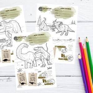 Op de afbeelding: Drie printbare kleurplaten met dinosaurusgevechten. Elke pagina bevat een woordpuzzel, een dinosaurusinformatieblad en een zwart-witte illustratie van twee dinosaurussen die tegenover elkaar staan. De tekst op de pagina's is "Dino Battles", "Word Scramble", "Allosaurus vs Apatosaurus", "Styracosaurus vs Carnotaurus" en "Wie zou de strijd winnen?"