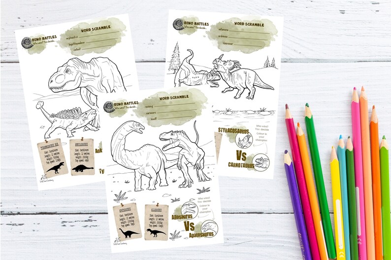 Op de afbeelding: Drie printbare kleurplaten met dinosaurusgevechten. Elke pagina bevat een woordpuzzel, een dinosaurusinformatieblad en een zwart-witte illustratie van twee dinosaurussen die tegenover elkaar staan. De tekst op de pagina's is "Dino Battles", "Word Scramble", "Allosaurus vs Apatosaurus", "Styracosaurus vs Carnotaurus" en "Wie zou de strijd winnen?"